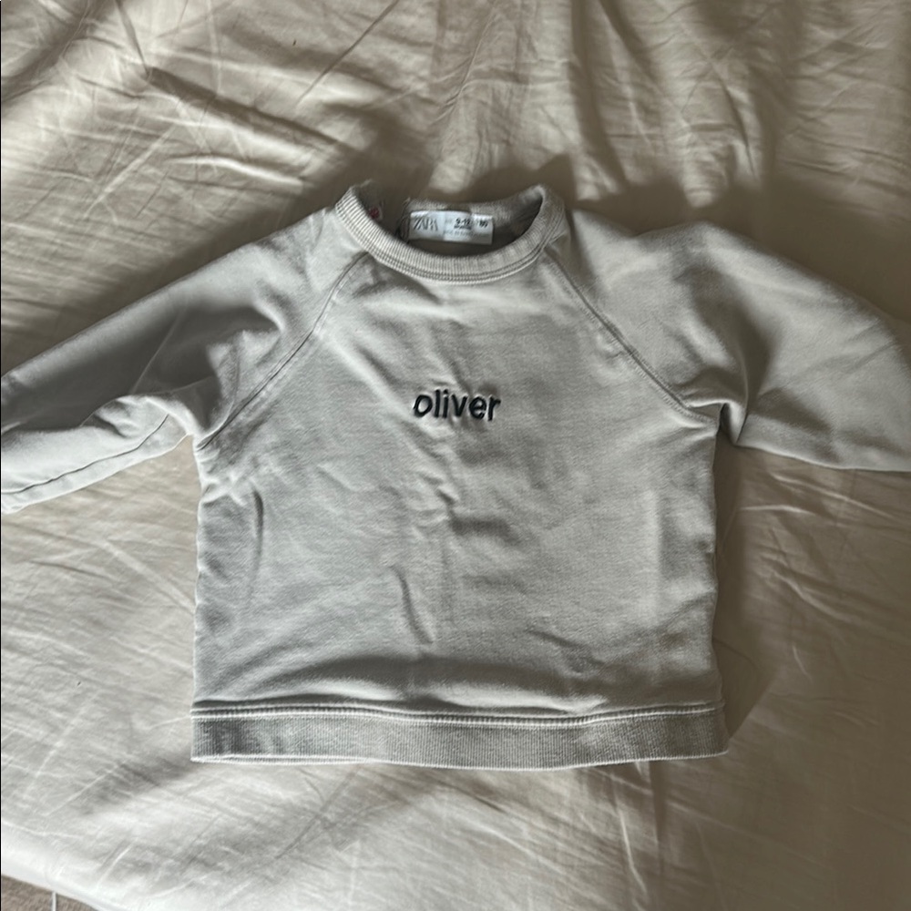 Stylish Tan Sweatshirt with 'Oliver' Text